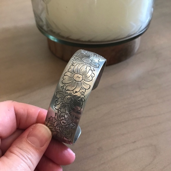 Vintage Kirk Pewter Daisy Pattern Bangle Bracelet - Picture 4 of 7